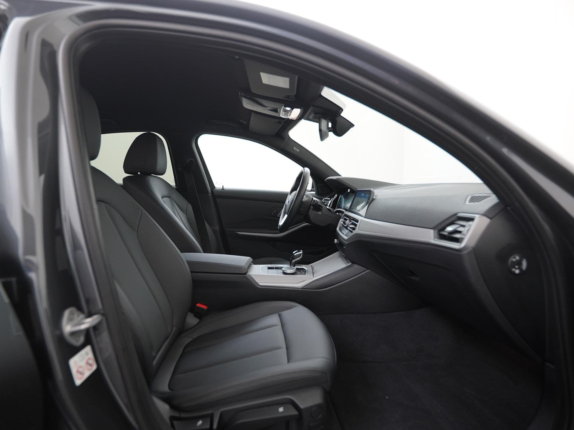 BMW 3 Serie 330e xDrive Business Design | Leder | Surround V, Gebruikt, 4 cilinders, 1795 kg, Bedrijf