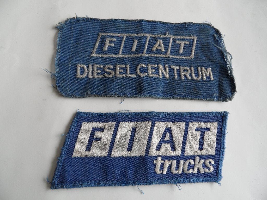Fiat Trucks dieselcentrum oude stofjas emblemen 2 x, Verzenden, Gebruikt, Auto's