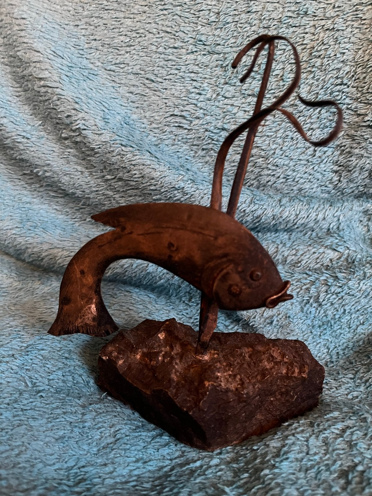 vintage koperen/metalen vissculptuur op stenen voet,jaren 60, Minder dan 20 cm, Ophalen of Verzenden, Op sokkel, Zeeleven