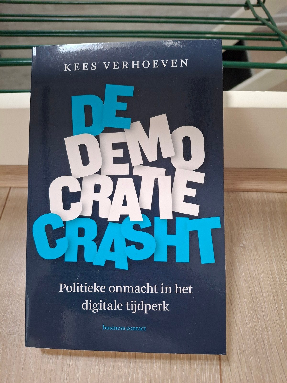 De Democratie Crasht - Kees Verhoeven, Ophalen of Verzenden, Zo goed als nieuw, Nederland, Kees Verhoeven