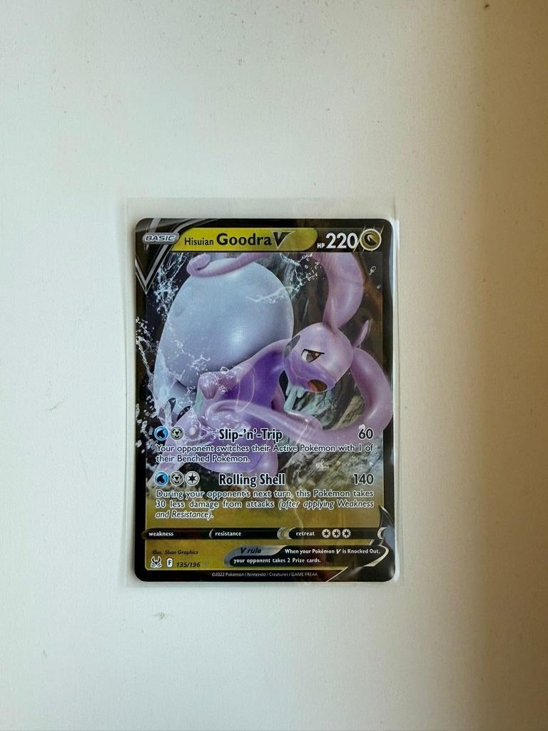 Hisuian Goodra V - 135/196 - Lost Origin Pokémon, Verzenden, Nieuw, Losse kaart, Foil