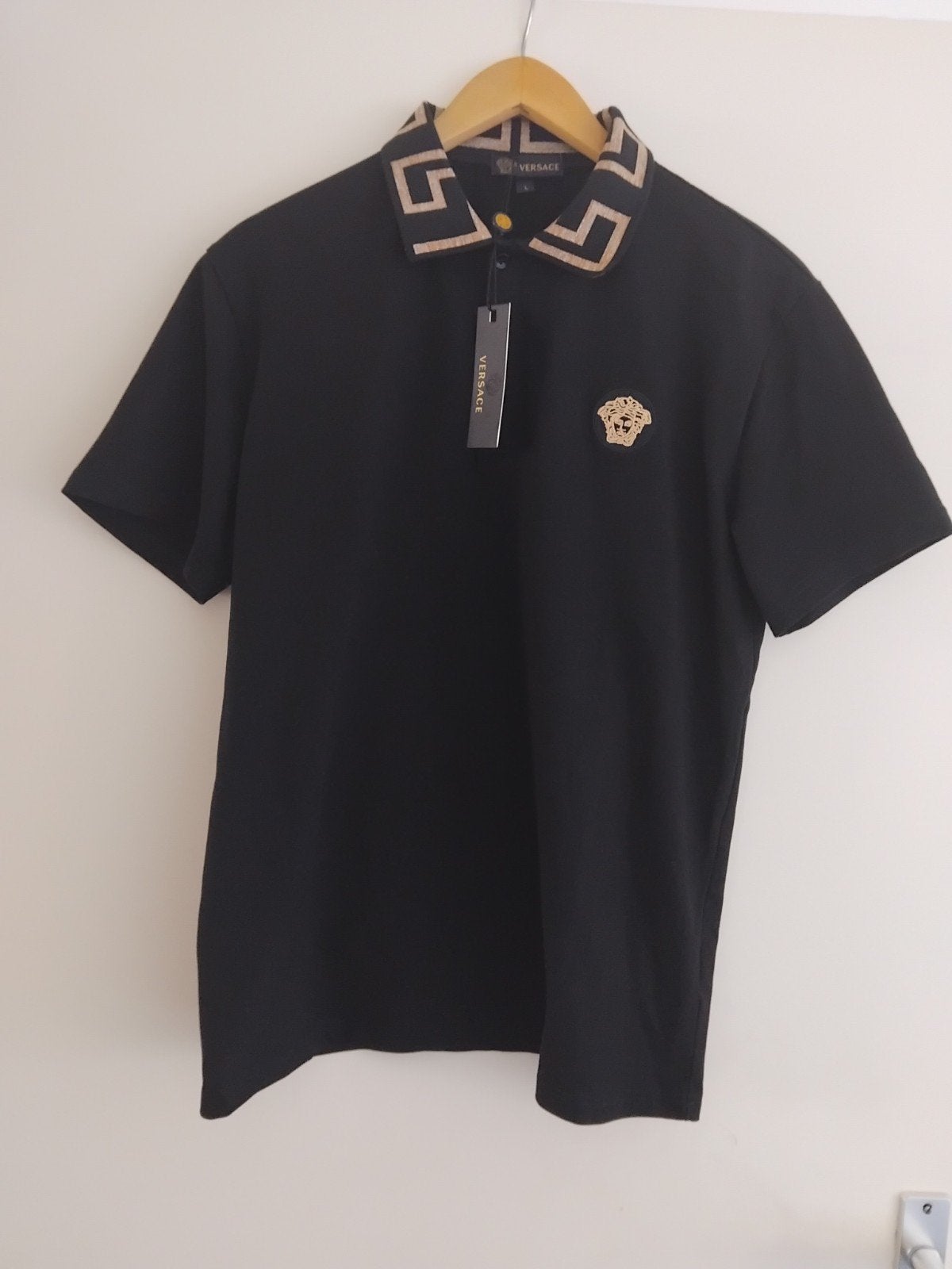 Versace Polo Shirt Zwart met Gouden Details - Maat L, Kleding | Heren, Maat 52/54 (L), Zwart, Nieuw, Ophalen of Verzenden