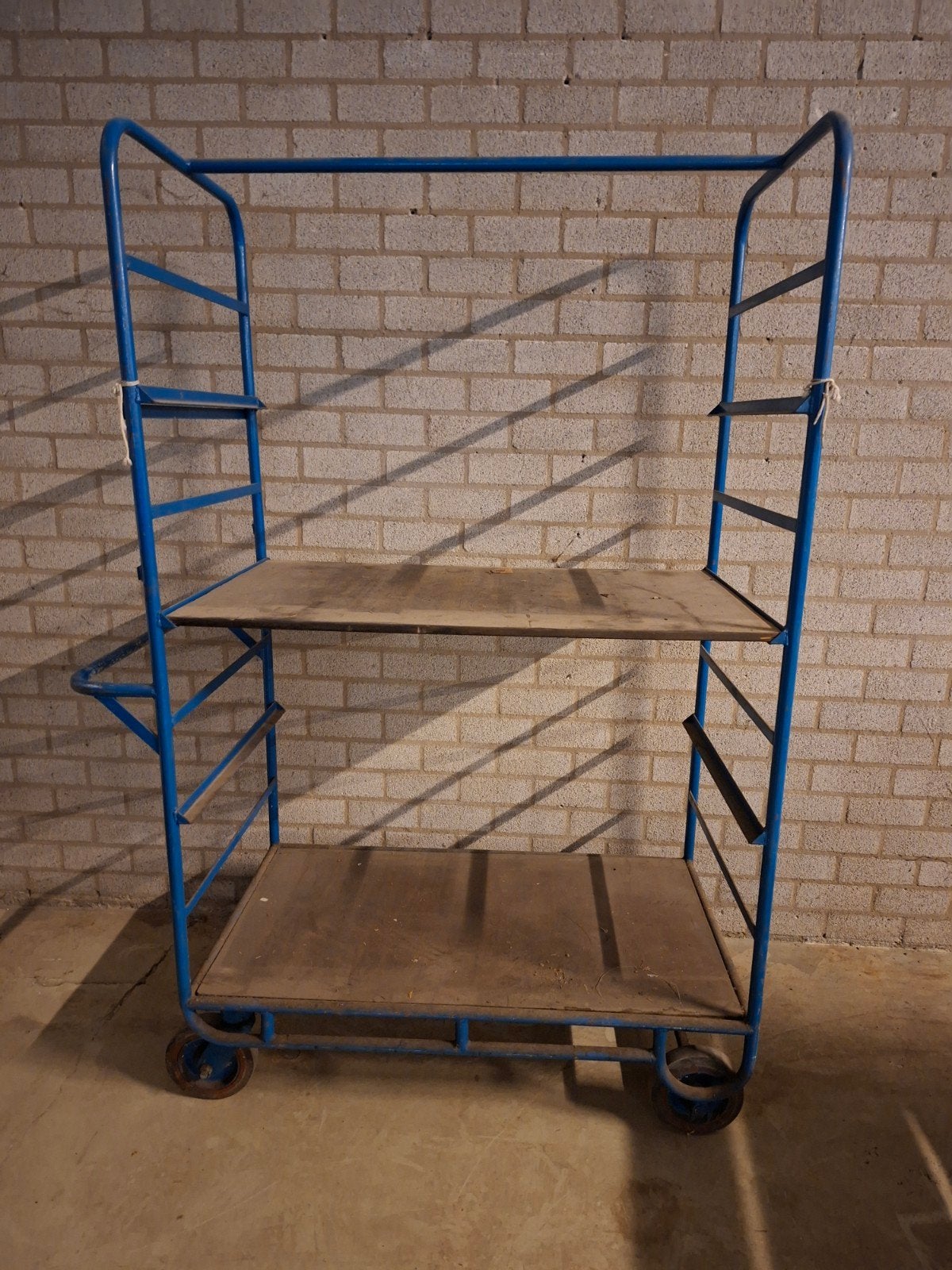 Grote stalen magazijnkar / transportwagen, Ophalen