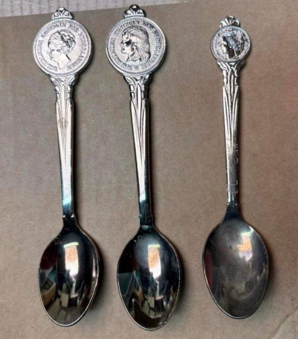 3X KWF theelepels met koningshuis, Verzamelen, Ophalen of Verzenden, Zo goed als nieuw, Nederland, Speld(je) of Lepel(tje)