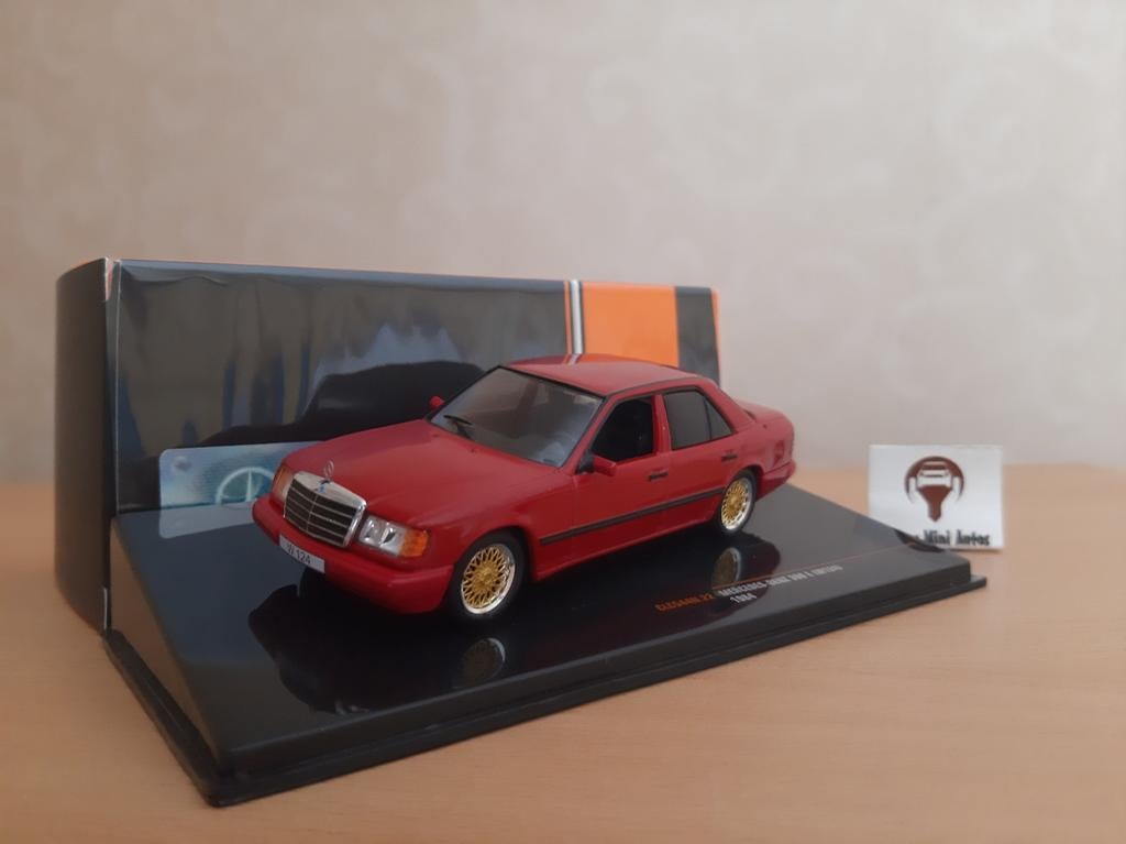 Mercedes Benz 300E (W124) uit 1984 rood van IXO 1:43, Overige merken, Auto, IXO, Nieuw