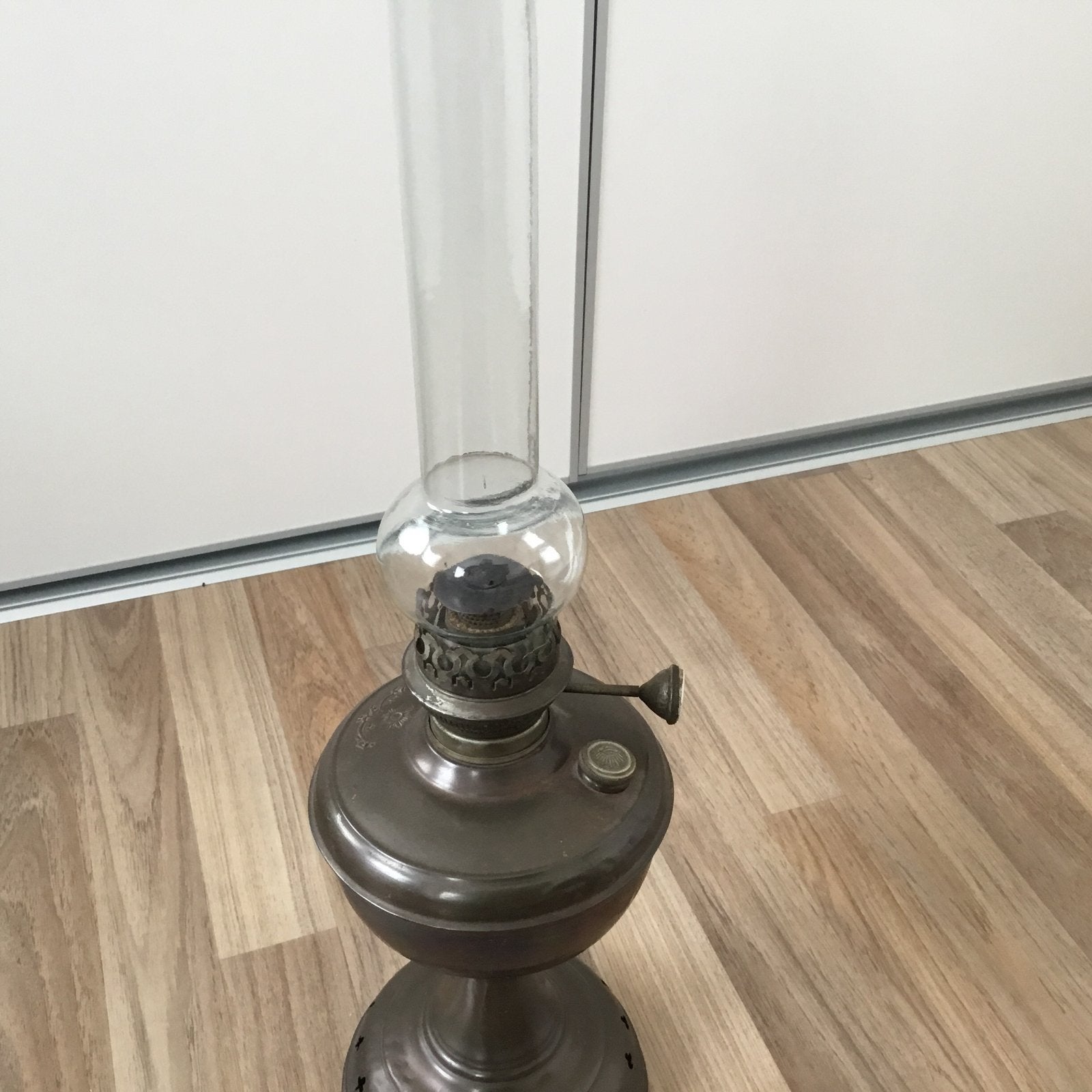 Antieke koperen olielamp met glazen kap, 50 cm hoog, Antiek en Kunst, Ophalen of Verzenden