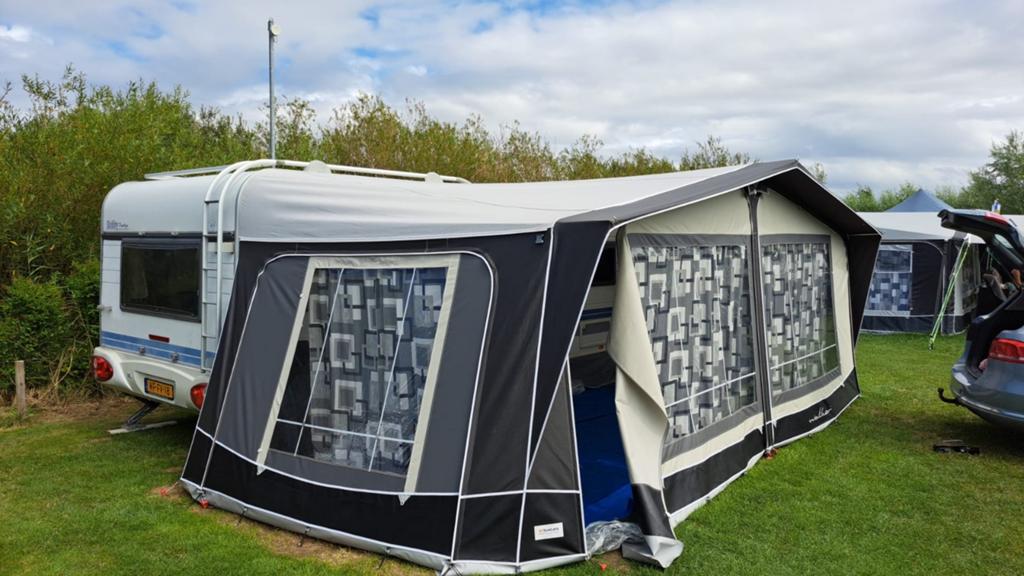 Hobby 560 UL Prestige - Ruime caravan met voortent en luifel, Caravans en Kamperen, Rondzit, Hobby, Bedrijf, Koelkast