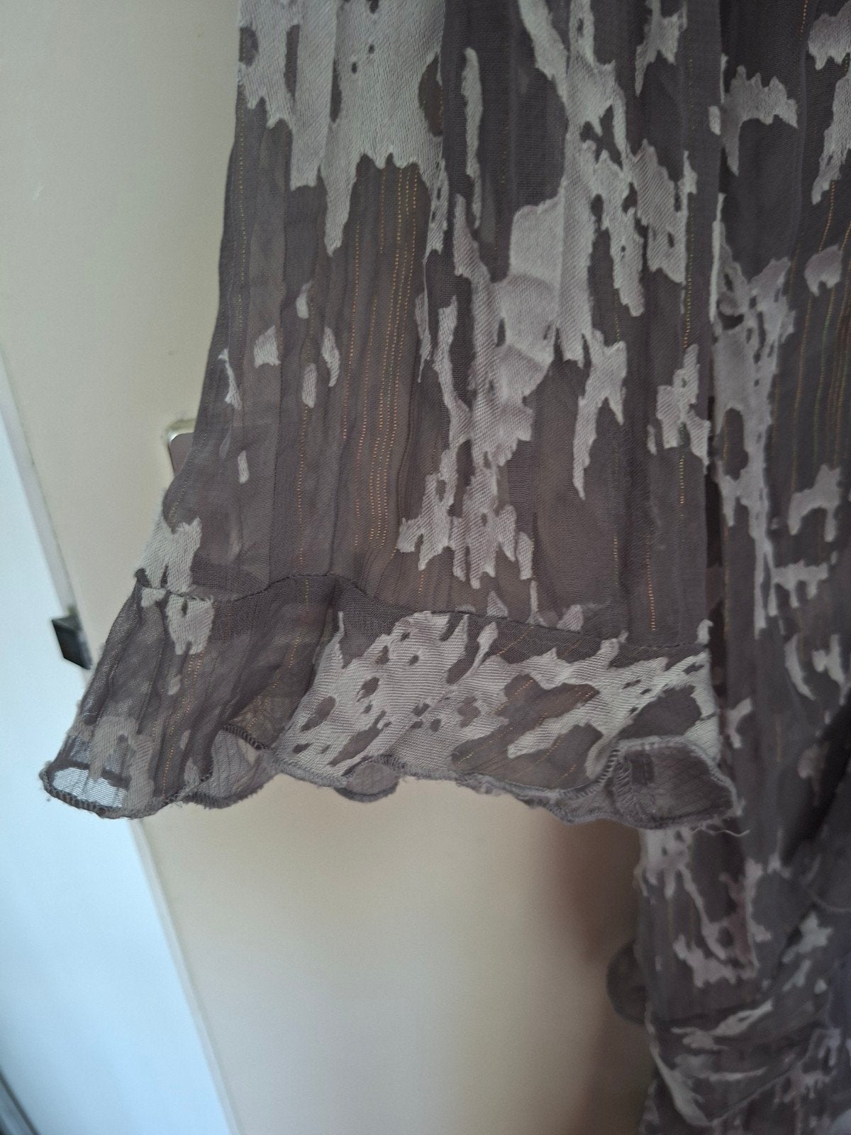 Foto 5 van Feestelijke grijze blouse met zilveren rand en ruches
