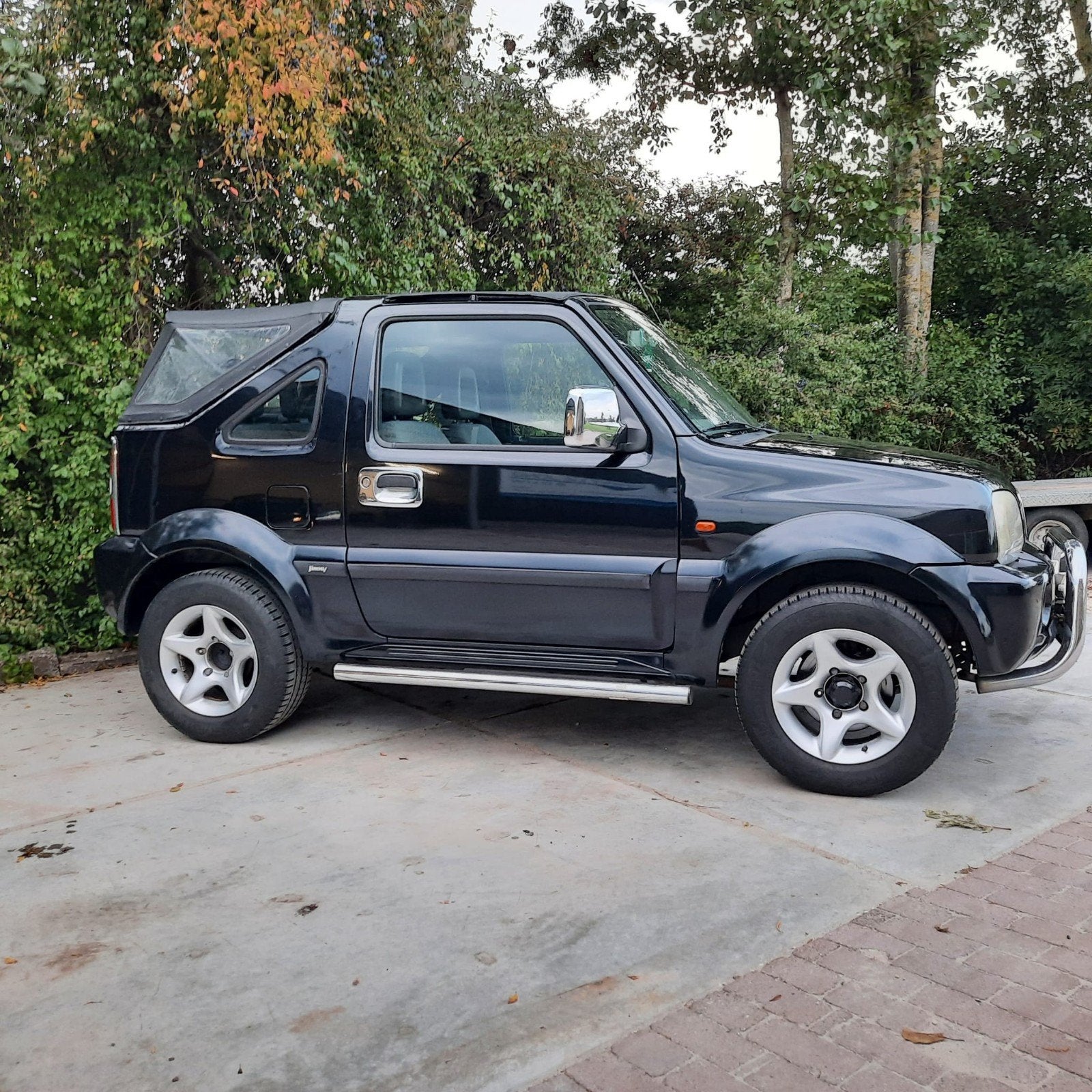 Suzuki Jimny 1.3 Cabrio 4WD 2002 Zwart, 13 km/l, Dealer onderhouden, Stof, 40 €/maand