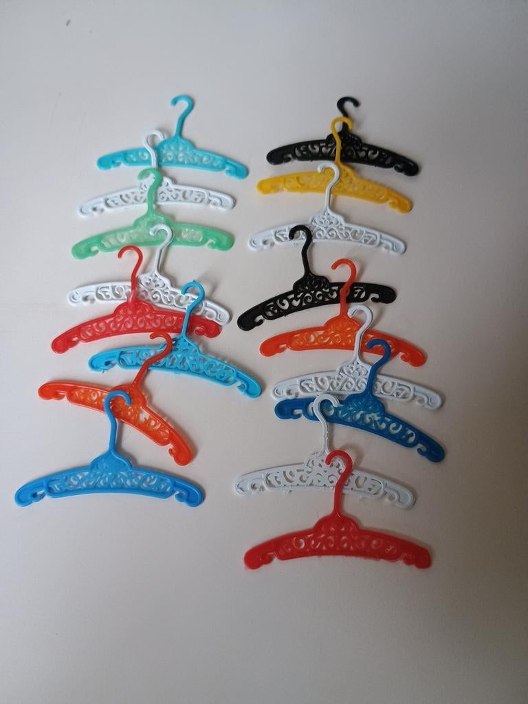 Barbie kleding hangertjes - kledinghangertjes  ( nr.1), Verzamelen, Poppen, Ophalen of Verzenden, Gebruikt, Kleertjes