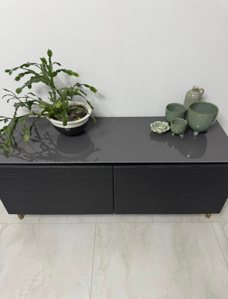 Tv kast  zwart met donkere glas erboven en met gouden potjes, Ophalen, 100 tot 150 cm, Minder dan 50 cm, Rechthoekig