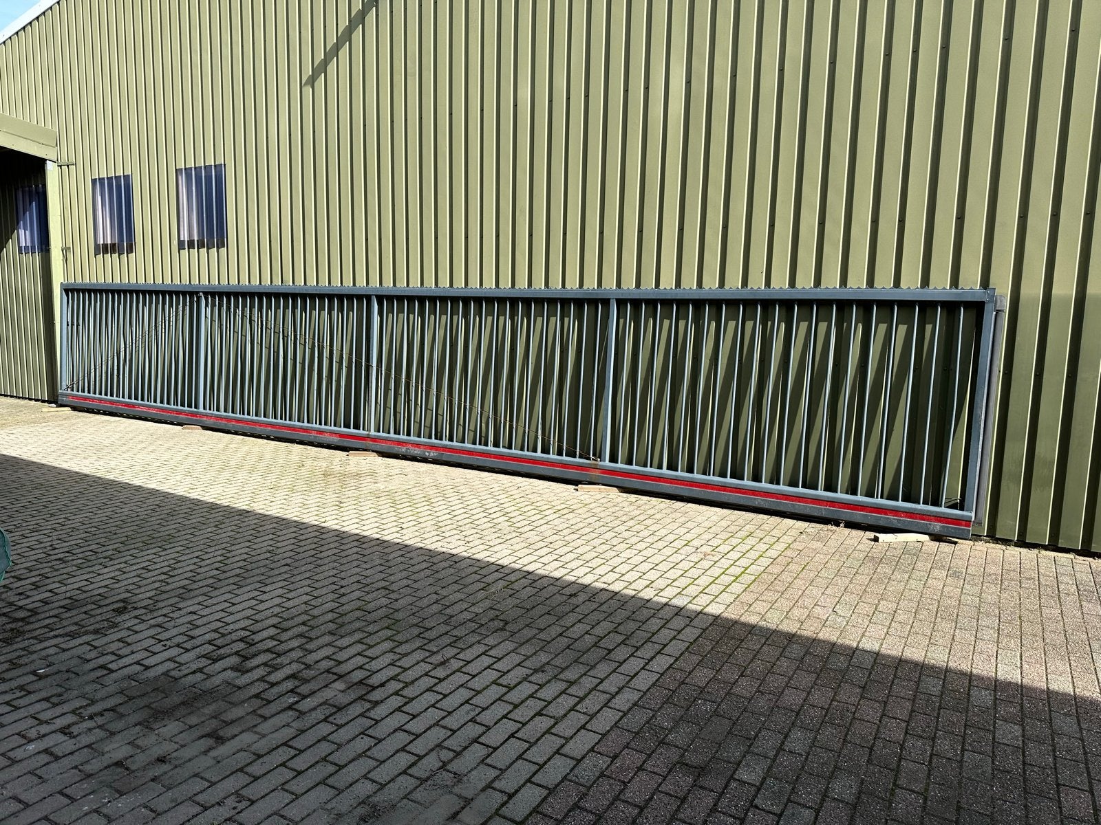 Schuifpoort 2m hoog, 12m lang met motor en tandrail, Ophalen, Met poort, Gebruikt, Overige typen