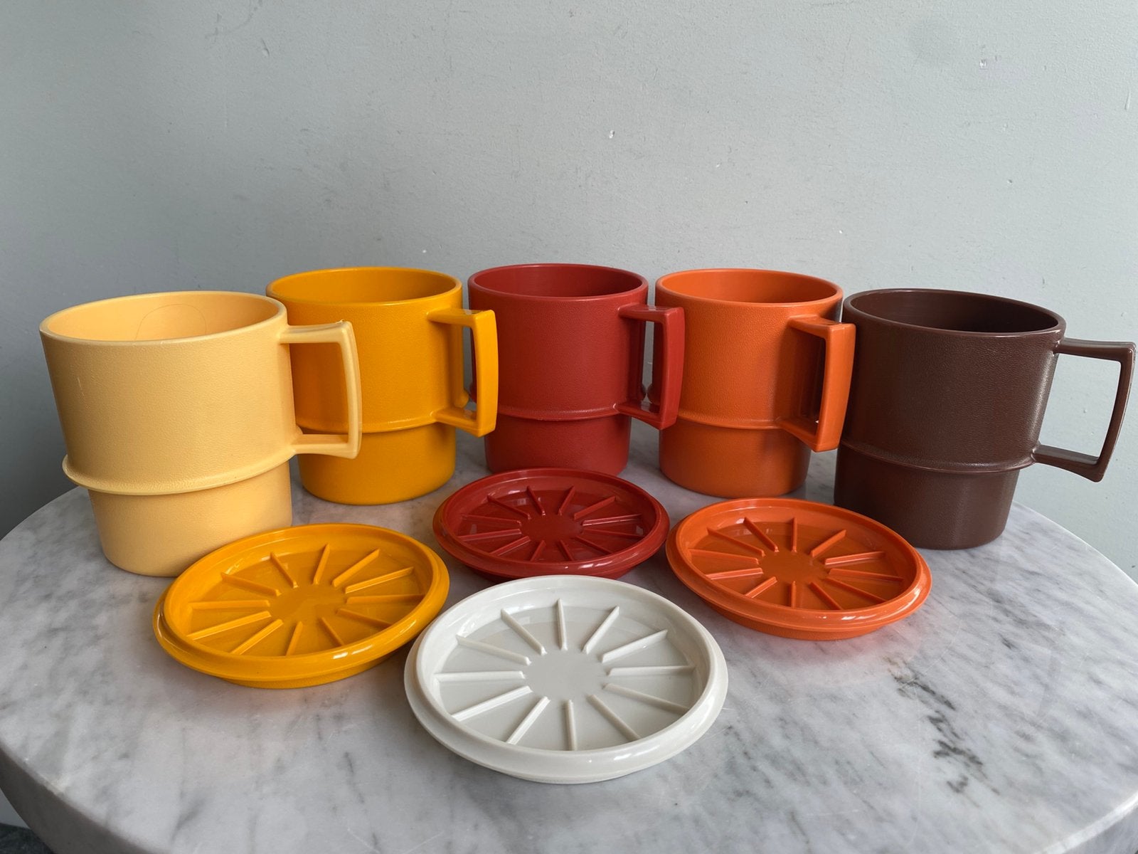 Vintage Retro Tupperware 5 stapelbare bekers +4 onderzetters, Ophalen of Verzenden, Zo goed als nieuw, Beker of Kan