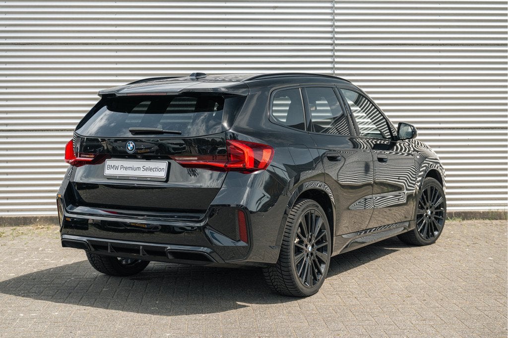 BMW iX1 xDrive30 M Sport / Trekhaak / Achteruitrijcamera / M, Auto's, BMW, Automaat, Gebruikt, Zwart, Met garantie (alle)