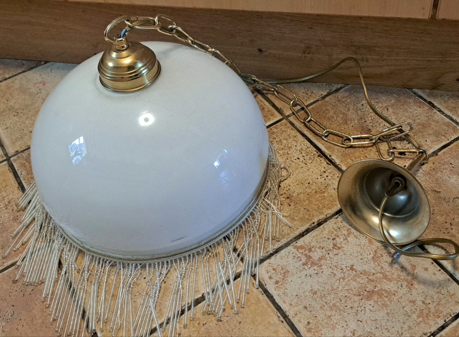 Vintage hanglamp met glazen kap en kralen, Huis en Inrichting, Zo goed als nieuw, Glas, Vintage, Retro, Klassiek, E27 (groot)