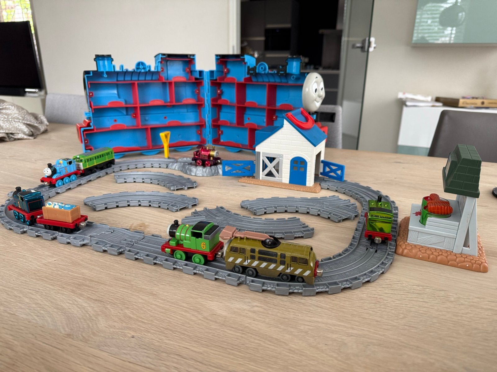 Thomas de Trein Speelset met Opbergkoffer en Treinen, Kinderen en Baby's, Speelgoed | Thomas de Trein, Ophalen of Verzenden, Gebruikt