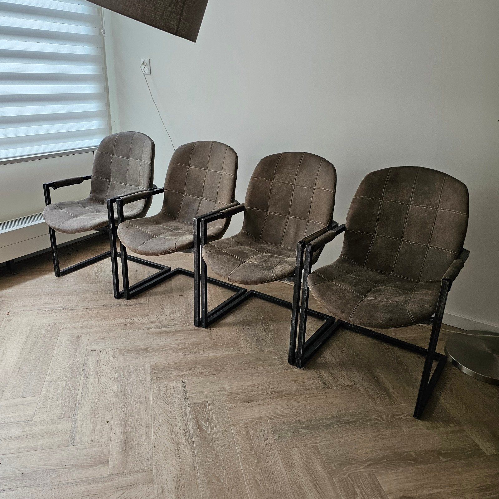 4 eetkamerstoelen met lichte gebruikssporen, Huis en Inrichting, Stoelen, Ophalen, Gebruikt, Overige kleuren, Stof