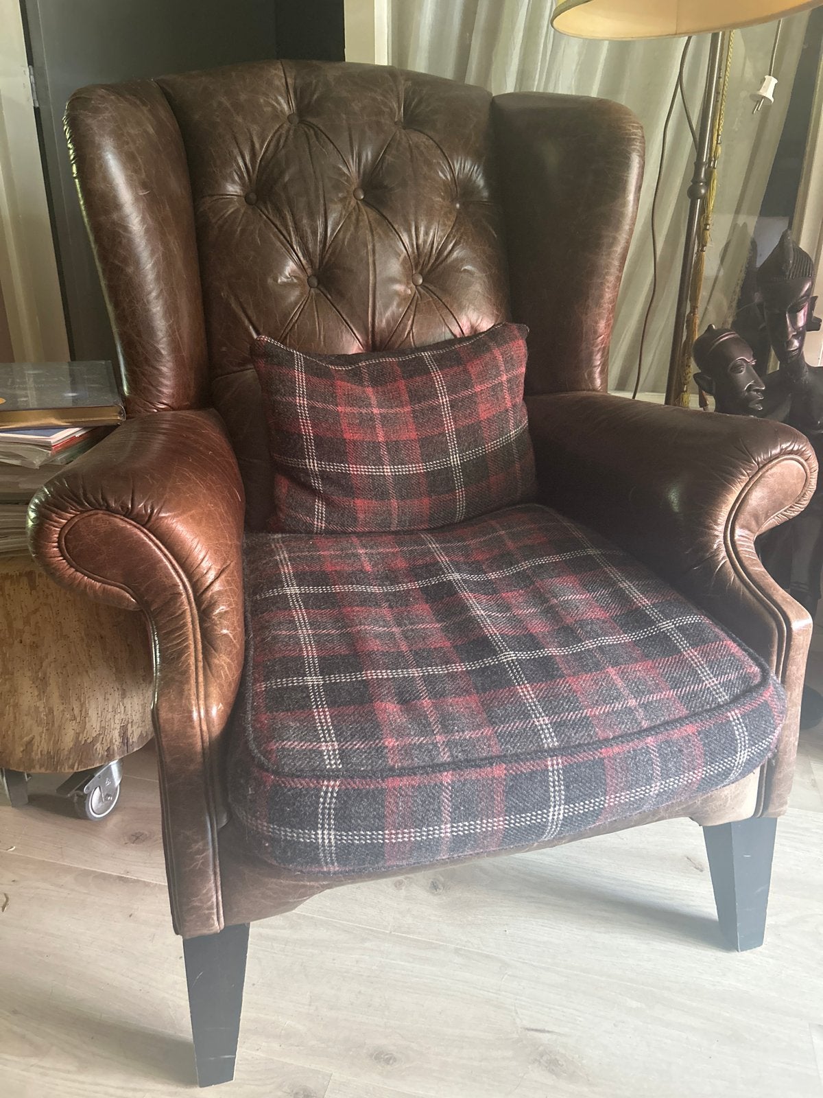 Leren oorfauteuil met Schotse ruit kussen, Huis en Inrichting, Fauteuils, Ophalen, Gebruikt, Leer, 75 tot 100 cm