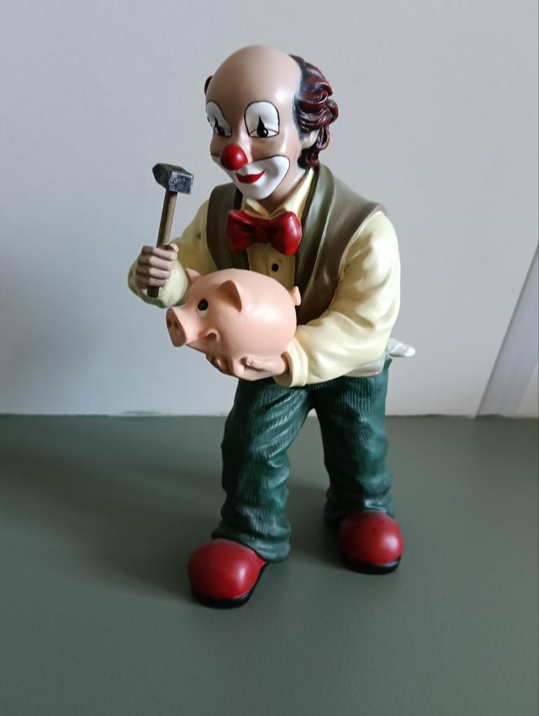 Gilde Clownsclub Beeldje: Clown met Spaarvarken, Ophalen of Verzenden, Zo goed als nieuw