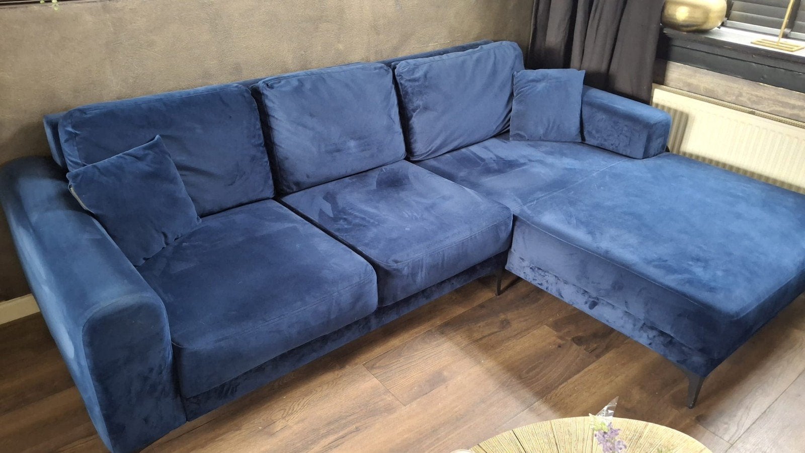 blauwe velvet hoekbank. breed 280, diep 180, zithoogte 45 cm, Ophalen, Gebruikt
