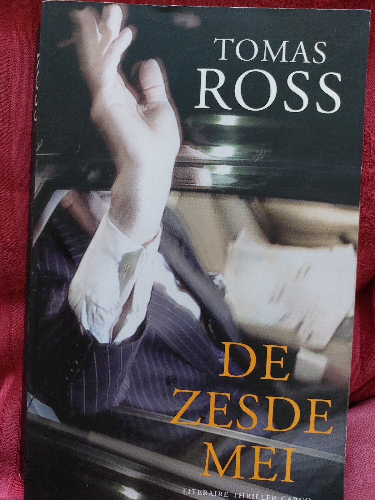 Tomas Ross - De zesde mei, Ophalen of Verzenden, Gelezen, Tomas Ross