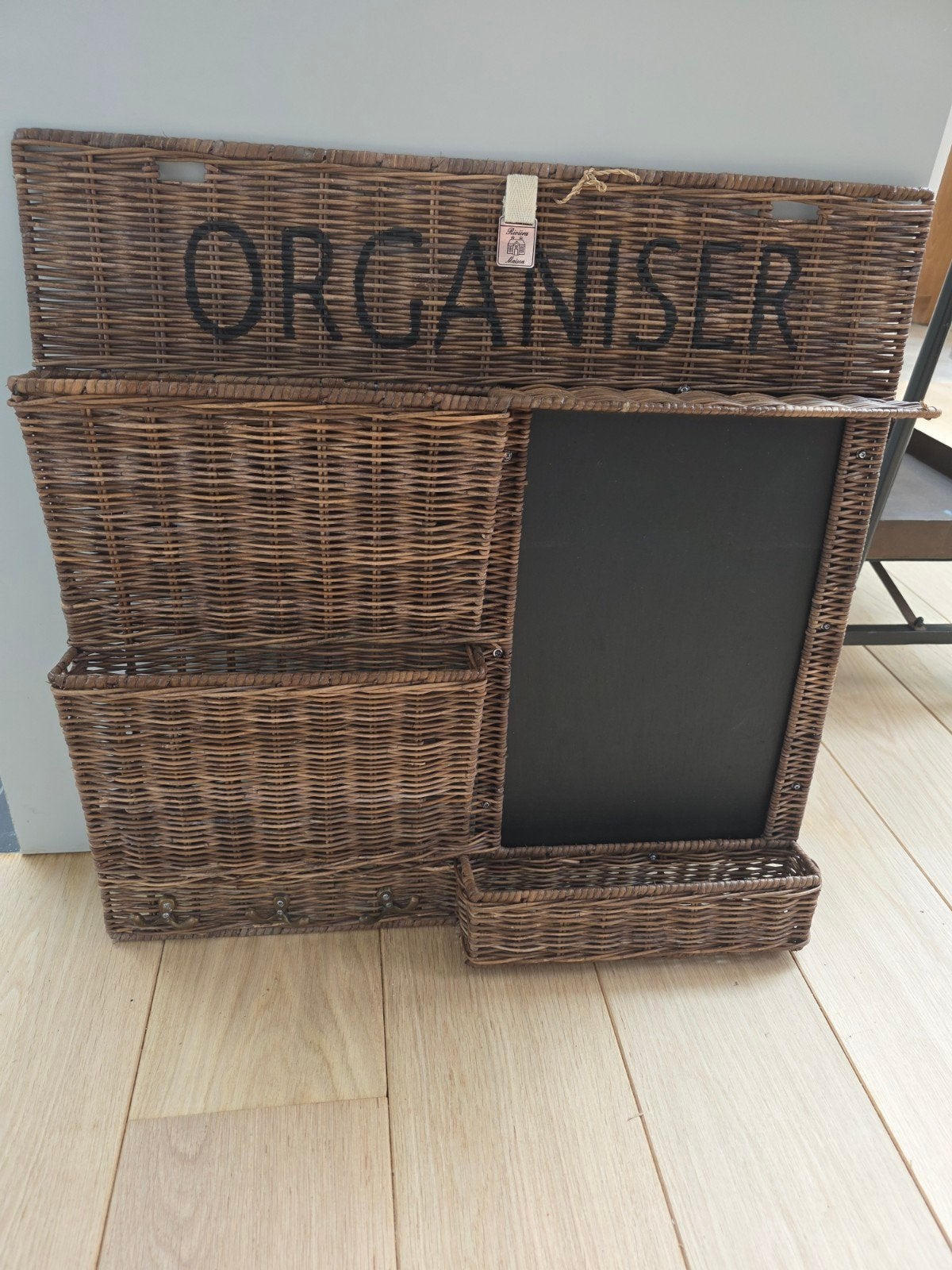 Riviera Maison Organizer met krijtbord en haken, Huis en Inrichting, Ophalen, Natuurlijk materiaal, Bruin, Landelijk