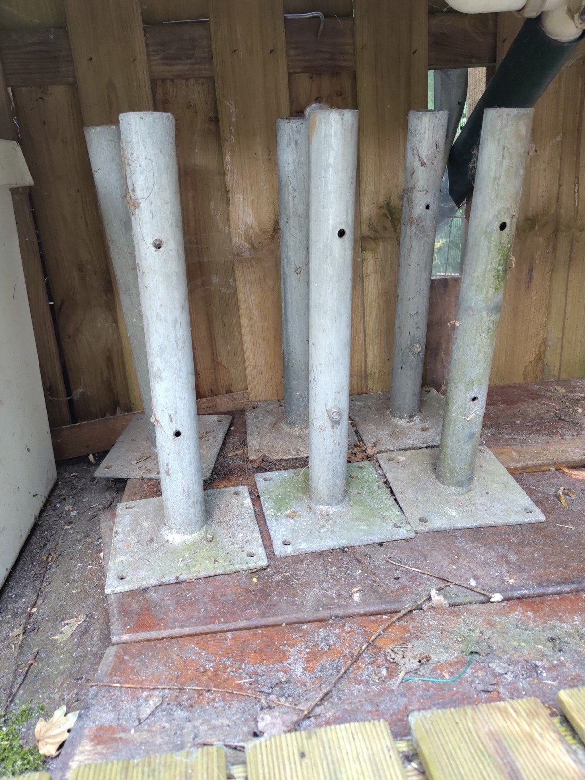 Verzinkte stalen buizen met vierkante voetplaat (flenspalen), Doe-het-zelf en Verbouw, Metalen, Ophalen of Verzenden