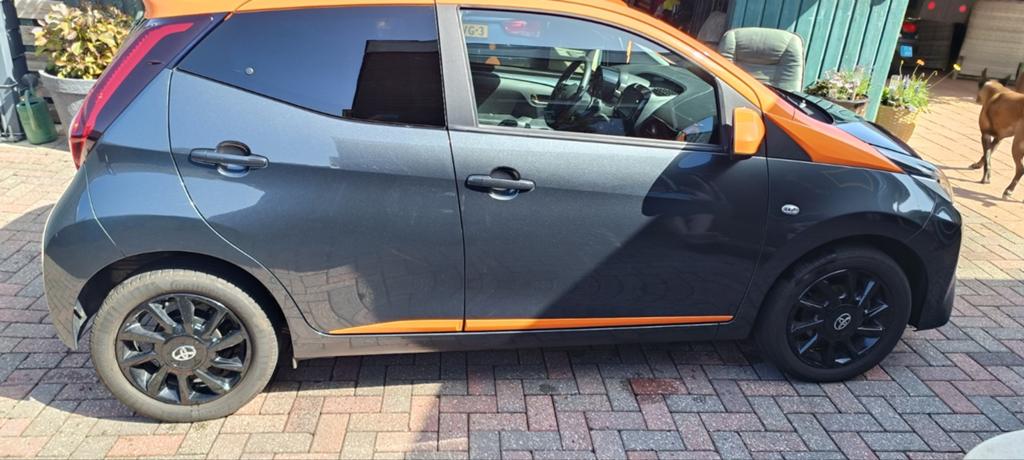 Toyota Aygo 1.0 Vvt-i 72pk 5D 2021 Grijs, Auto's, Toyota, Voorwielaandrijving, Stof, 4 stoelen, Origineel Nederlands