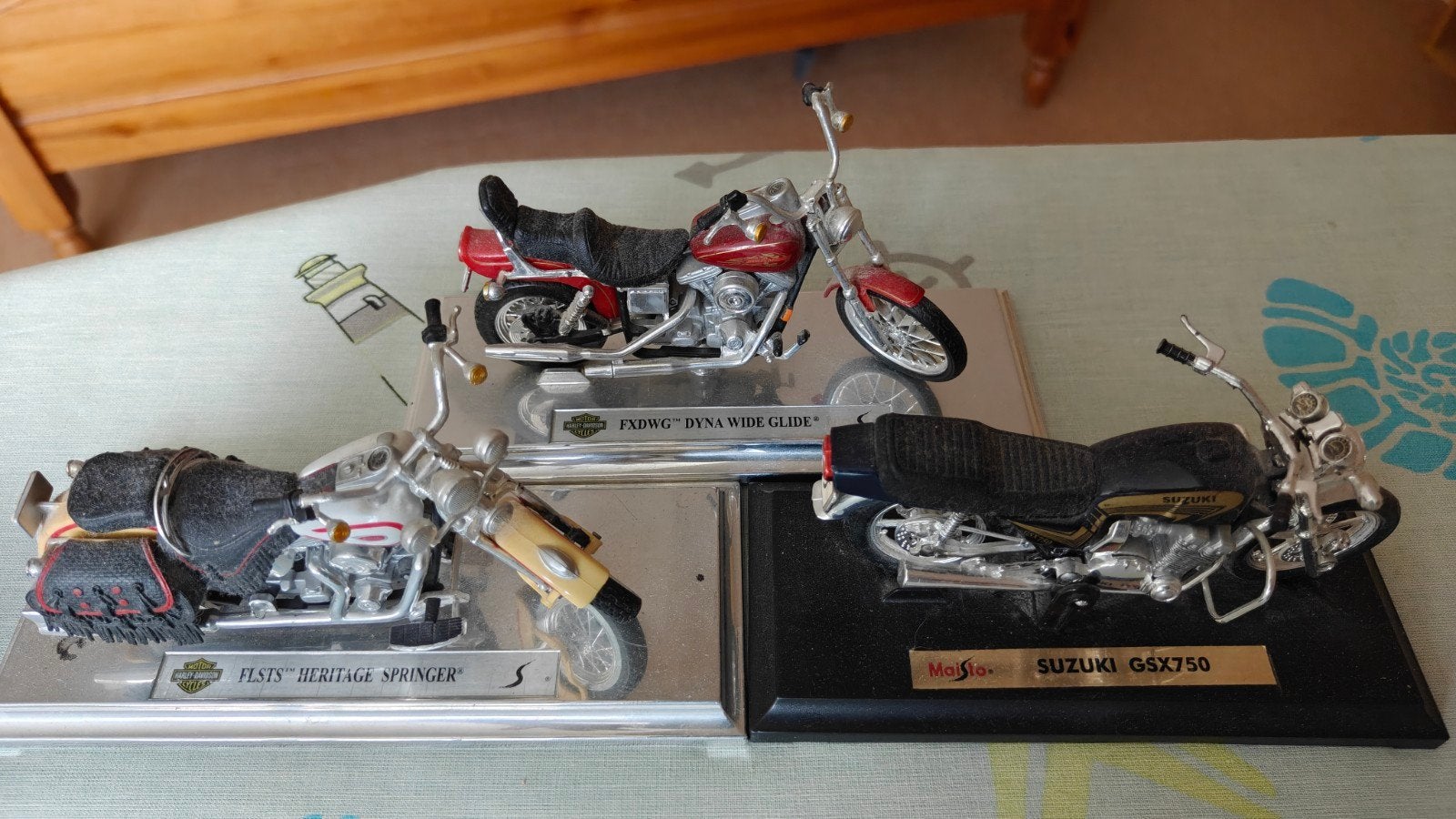 Set van 3 gedetailleerde modelmotoren ( Harley, Suzuki), Hobby en Vrije tijd, 1:32 tot 1:50, Overige typen, Zo goed als nieuw