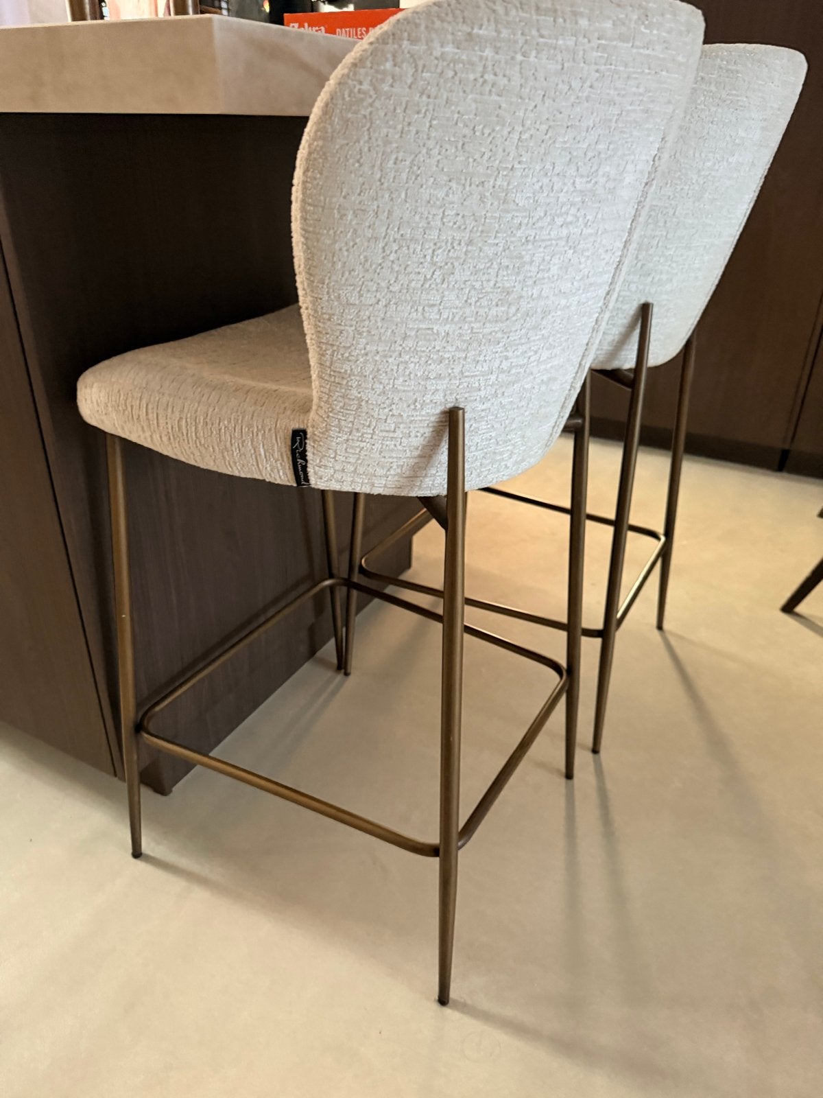 2 Richmond Barstoelen 'Darby' Chenille Crème (68cm zithoogte, Ophalen, Met voetsteun, 60 tot 90 cm, Zo goed als nieuw