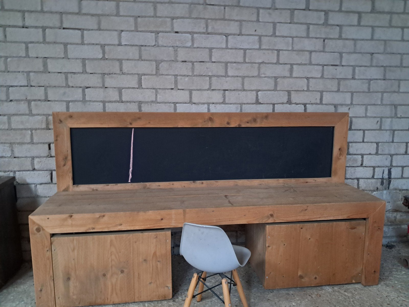 Robuust houten bureau met krijtbord en opbergruimte, Ophalen, Overige typen, Gebruikt, Hout