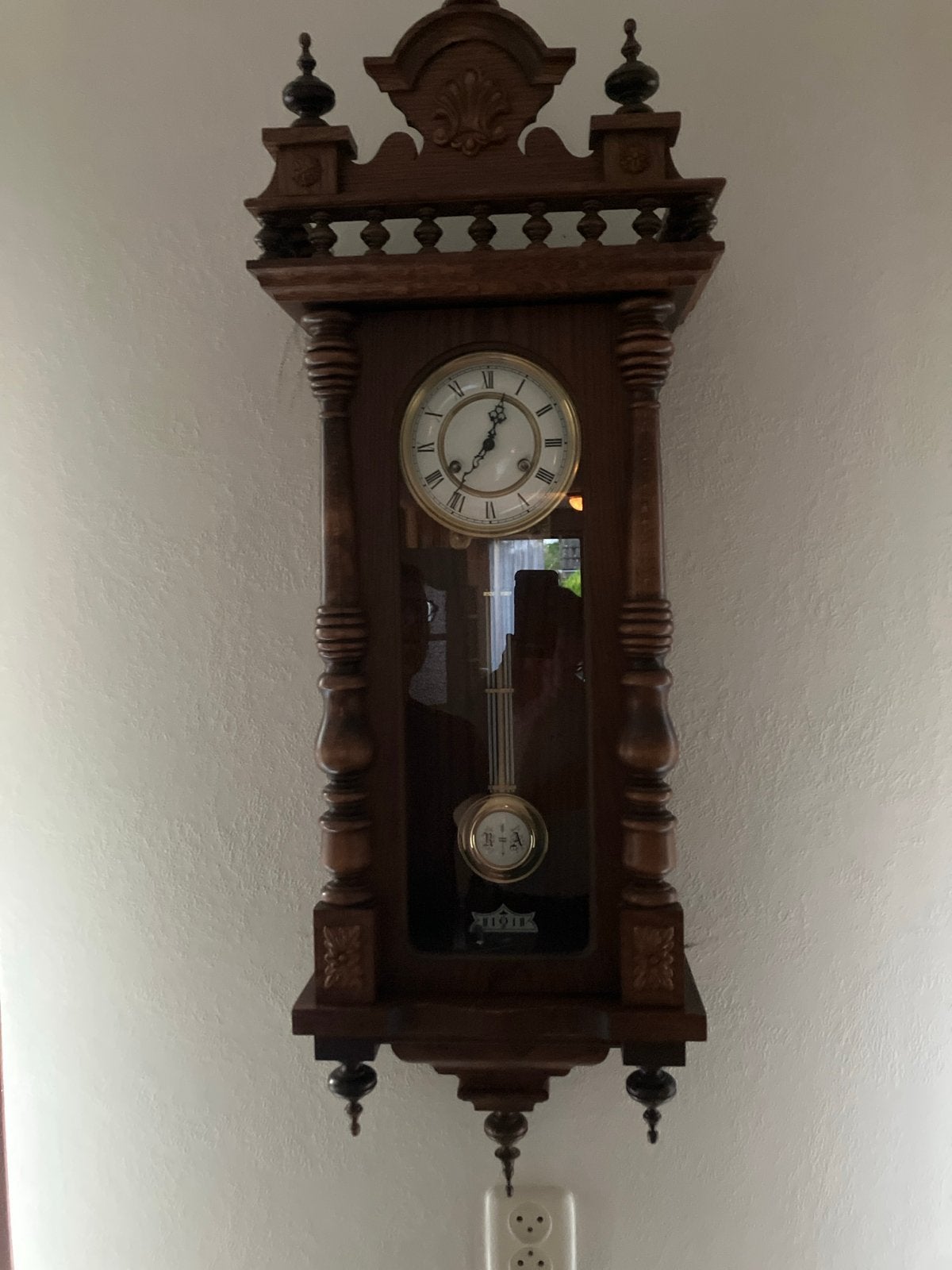 Wandklok met slinger en Romeinse cijfers, Ophalen