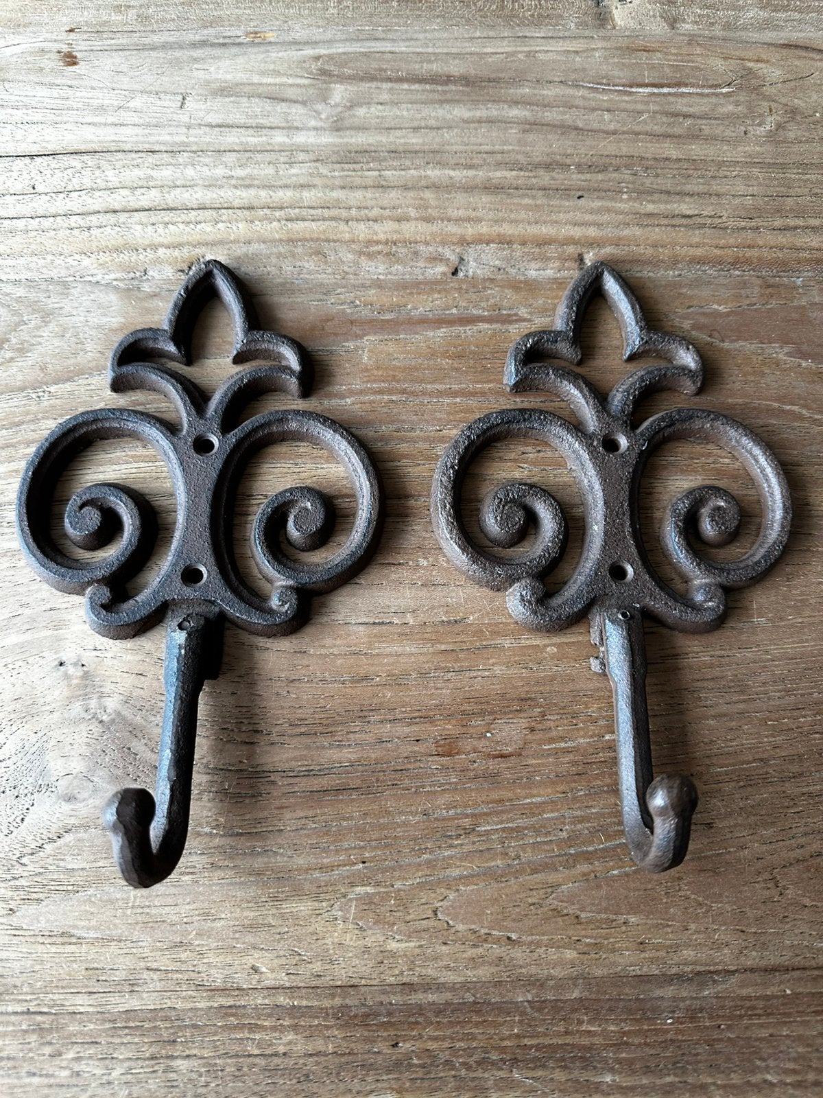 2 bruine gietijzeren kapstokhaakjes, Huis en Inrichting, Woonaccessoires | Kapstokken, Wandkapstok, Ophalen of Verzenden, Zo goed als nieuw