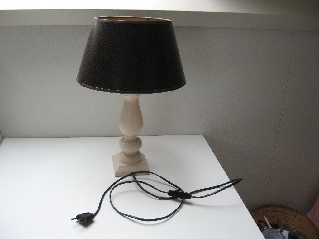 Leuke hoge tafel lamp ecru bruin €7.50 Hoog 47 cm., Bruin, Ophalen, Zo goed als nieuw, Hout