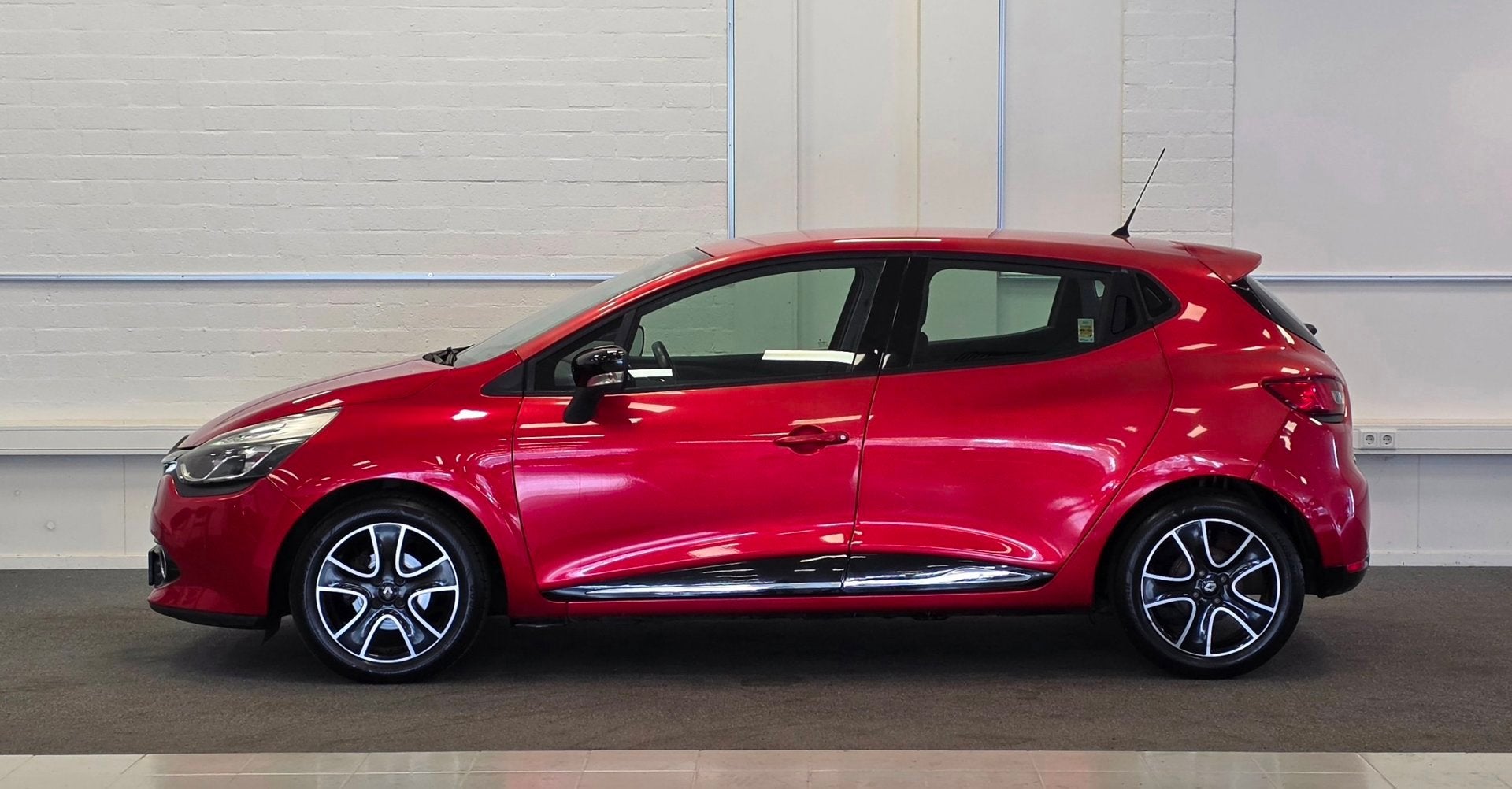Renault Clio 0.9 TCe Expression 1e Eigenaar Navigatie Trekha, Voorwielaandrijving, Stof, Zwart, 540 kg