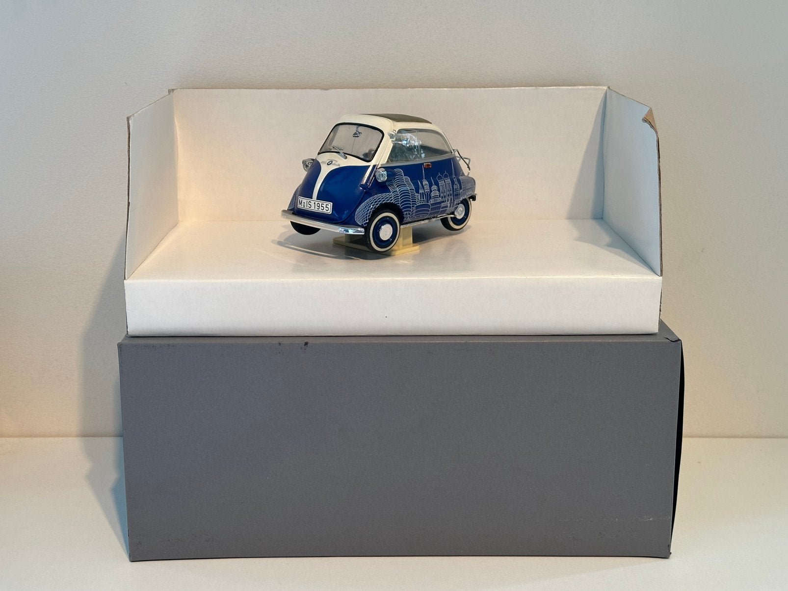 BMW Isetta 250 50th Anniversary | BMW Dealer | schaal 1:18, Ophalen of Verzenden, Zo goed als nieuw, Auto