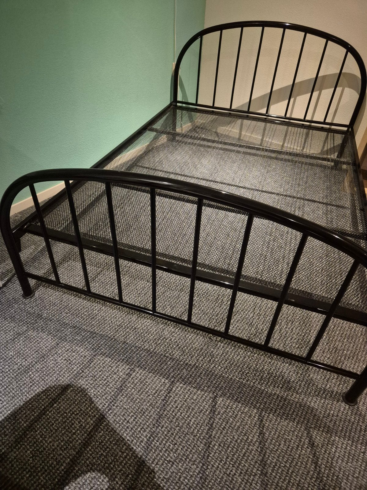 ijzeren zwart bed. 140x200cm. Met spiraal bodem., Ophalen, Zwart, Tweepersoons, 140 cm