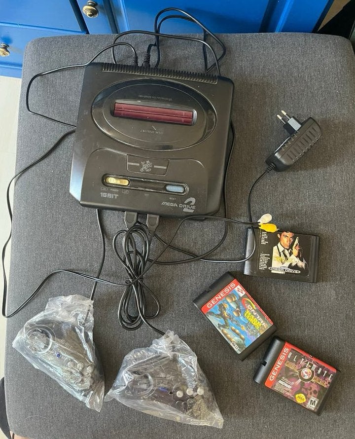 Sega megadrive 2 incl. MK 3 ultimate, James Bond and Contra, Spelcomputers en Games, Met games, Mega Drive, Met 2 controllers
