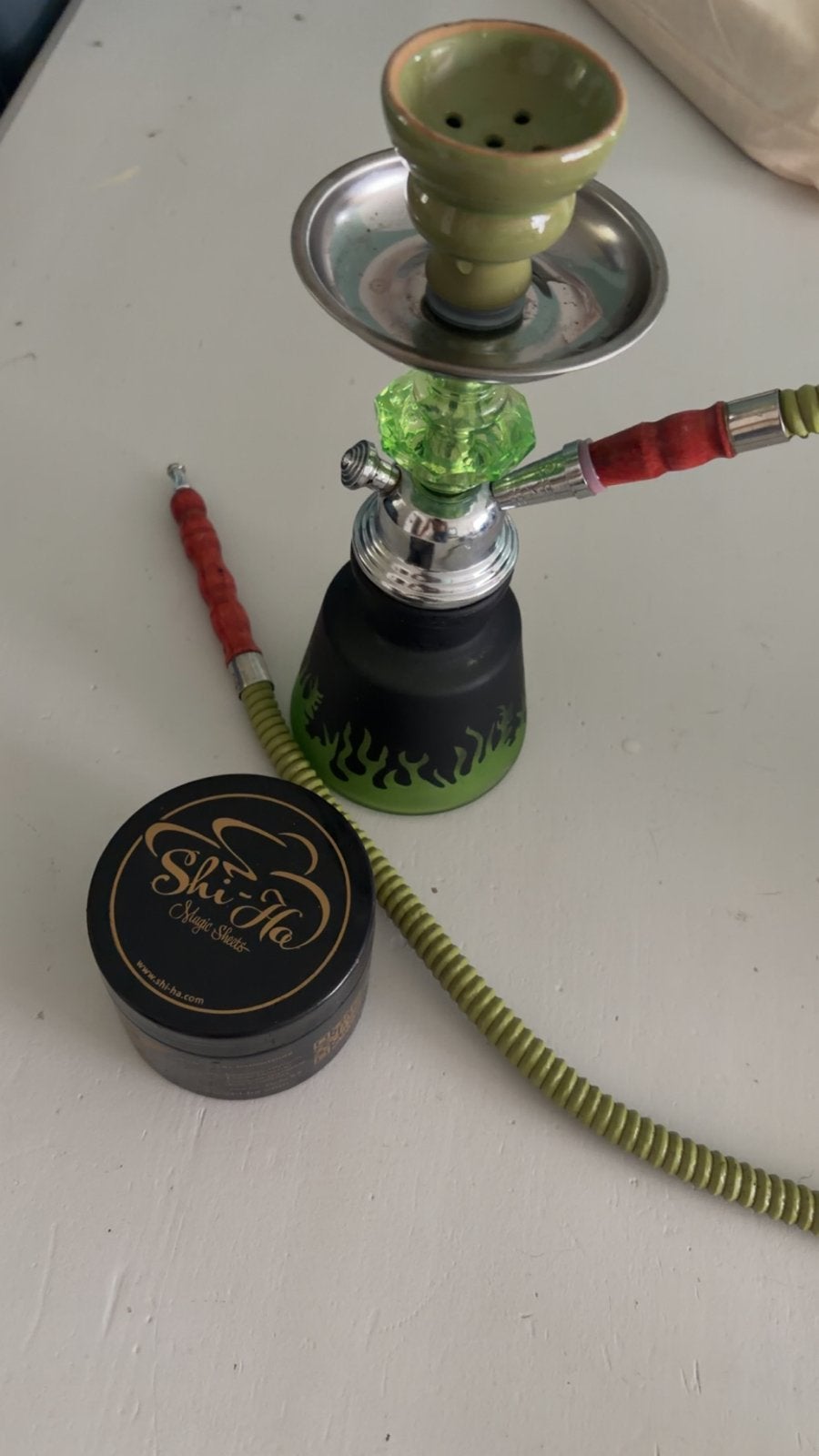 Kleine waterpijp met slang en tabak, Ophalen of Verzenden, Gebruikt, (Water)pijp