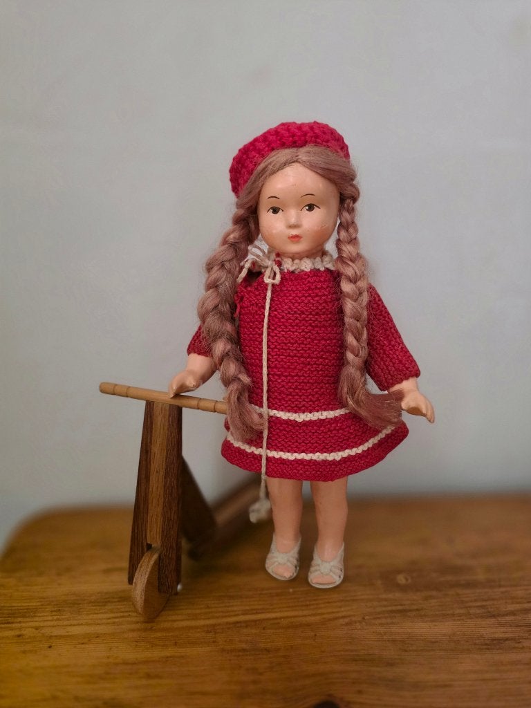 antieke pop, klein antiek kunststoffen popje met haar stepje, Ophalen of Verzenden, Gebruikt, Pop