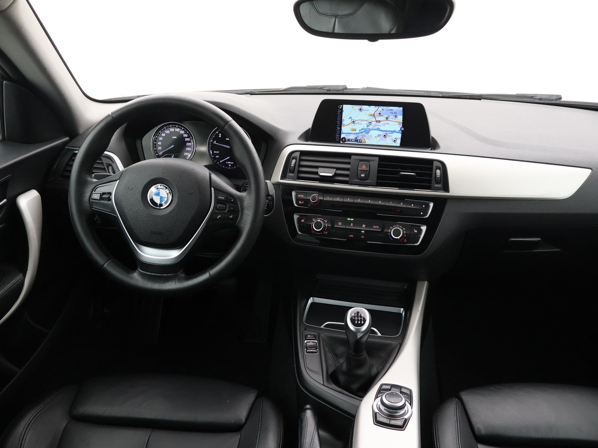 BMW 1-serie 118i 3-DEURS + LEDER | SPORTSTOELEN | STOELVERW., Auto's, 1-Serie, Gebruikt, Euro 6, Wit