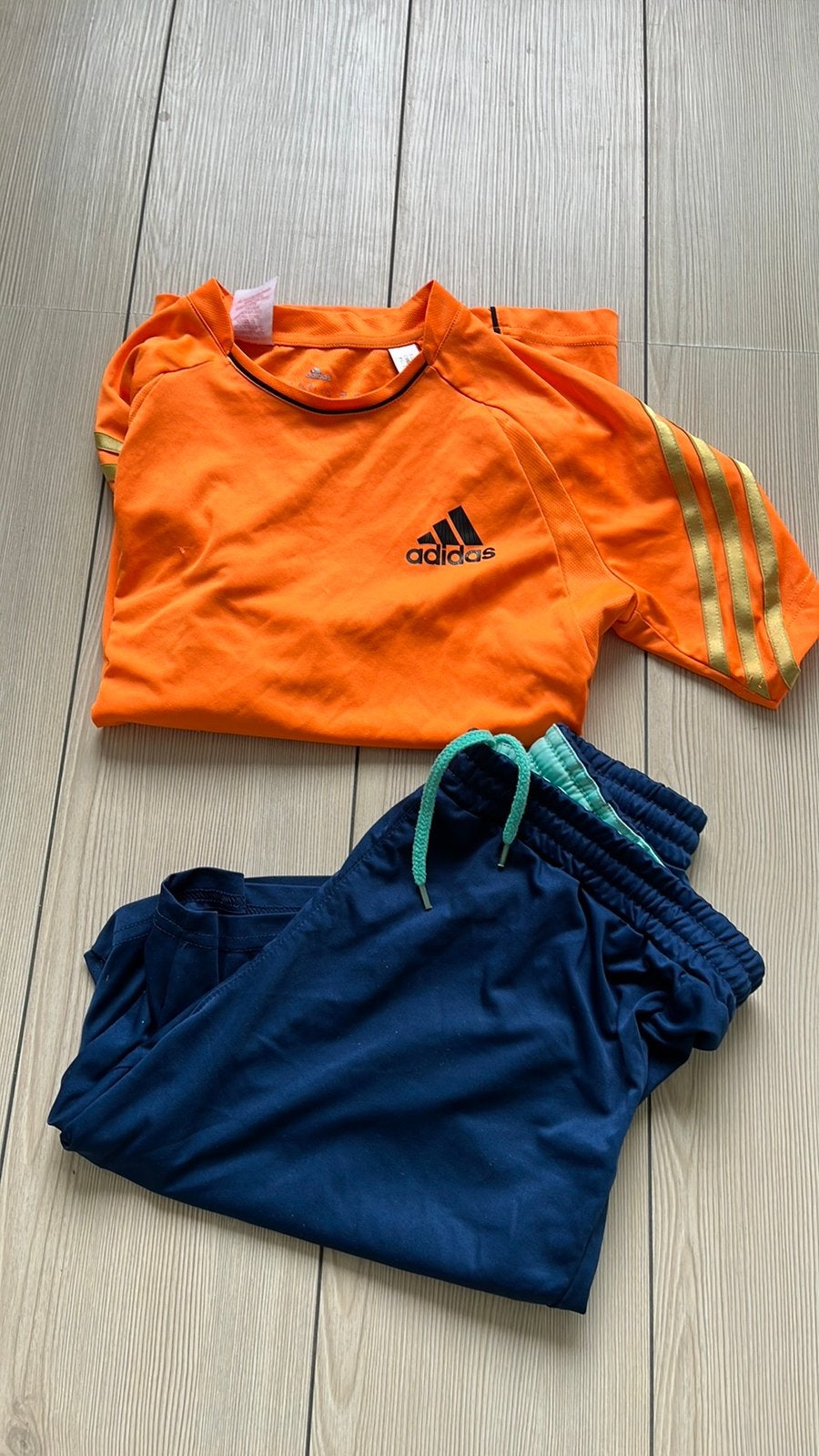152 158 oranje shirt sport jongen meisje met broekje adidas, Ophalen of Verzenden, Gebruikt, Maat 158
