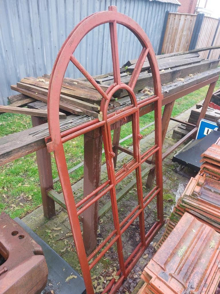 2 grote gietijzeren kerkramen, Ophalen of Verzenden, Gebruikt, IJzer, Sierhekwerk