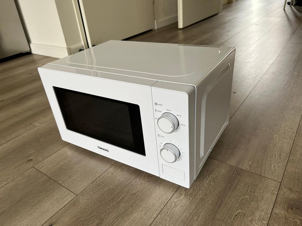 Tomado Solo Magnetron TMS2003W - Slechts 1 maand gebruikt, Minder dan 45 cm, Ophalen of Verzenden, Draaiplateau, Vrijstaand