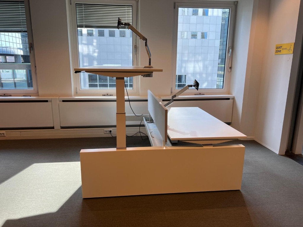 Ahrend - Elektrische zit-sta duo-bureau - 599€/st, 49stuks