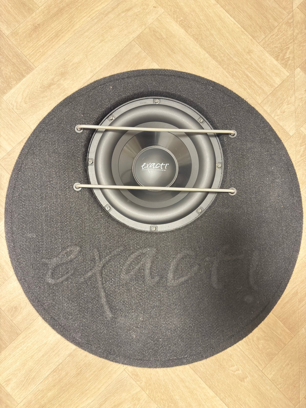 Exact! Subwoofer in behuizing voor de reservewiel, Auto diversen, Autoradio's, Zo goed als nieuw, Ophalen of Verzenden