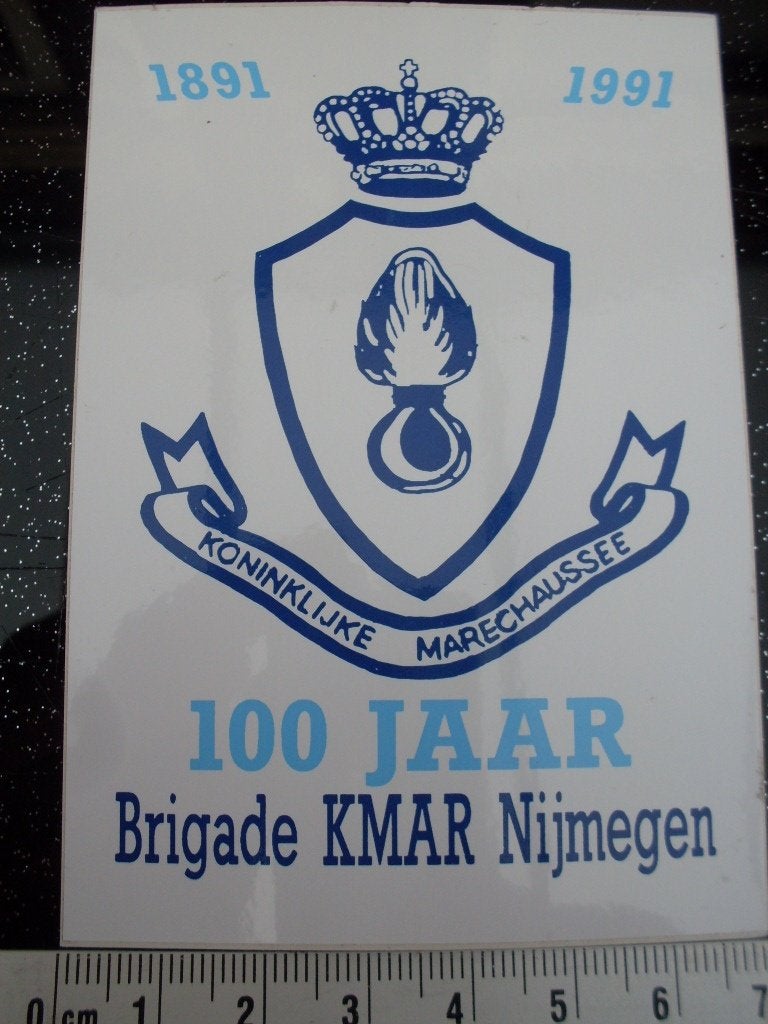 sticker 100 jaar brigade kmar nijmegen 1991 logo embleem, Verzamelen, Verzenden, Zo goed als nieuw, Bedrijf of Vereniging