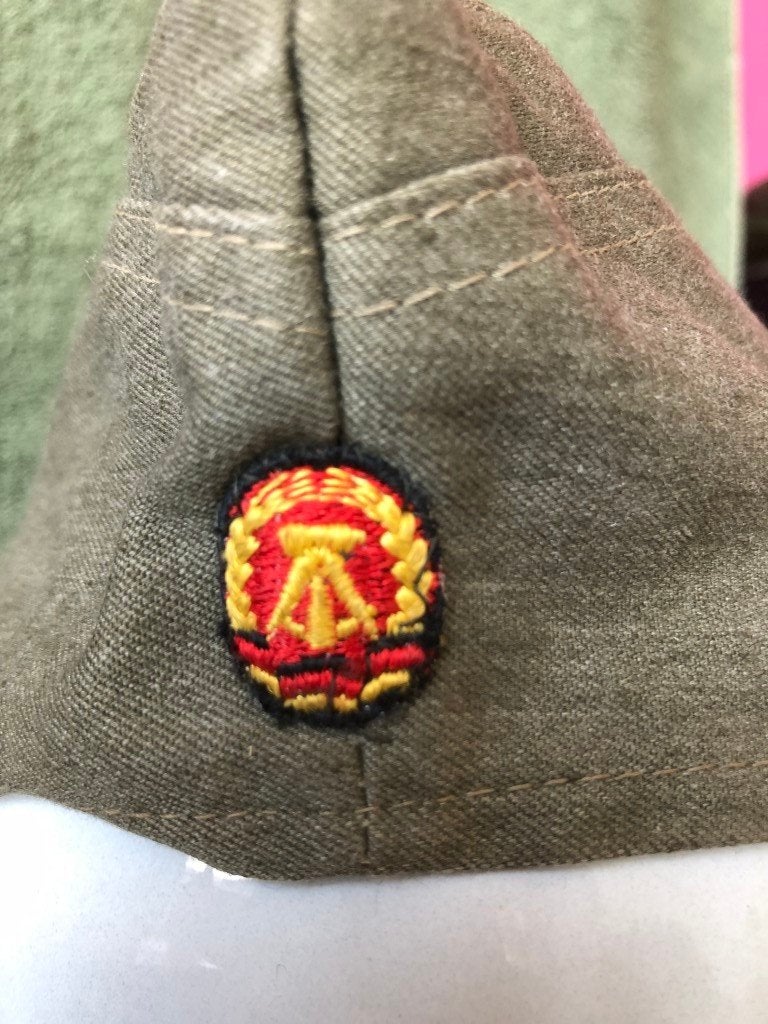 Hoofddeksel, schuitje DDR voor werkuniform (1963), Ophalen of Verzenden, Landmacht, Duitsland, Embleem of Badge