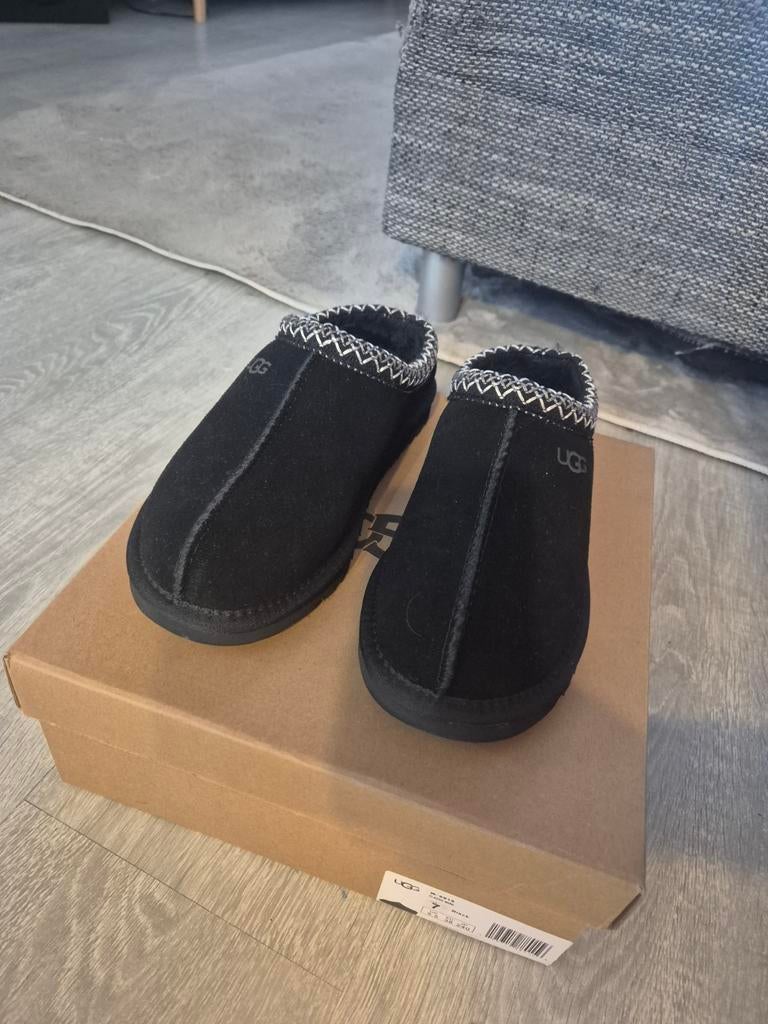 UGG niew,kleur zwart  evt ook in beige, Kleding | Dames, Schoenen, Ophalen of Verzenden, Nieuw, Pantoffels of Sloffen