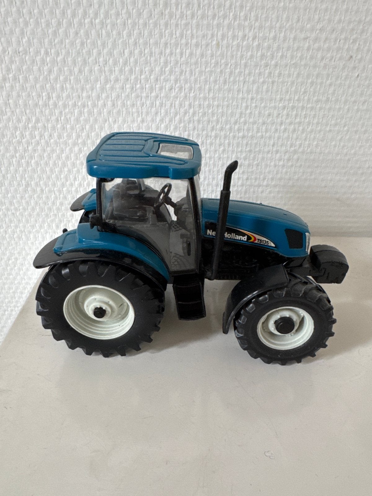 New Holland TS135A Miniatuur Tractor - Zo goed als nieuw, Hobby en Vrije tijd, Ophalen of Verzenden, Zo goed als nieuw